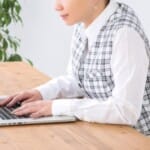 猫背、巻き肩、ストレートネックの女性